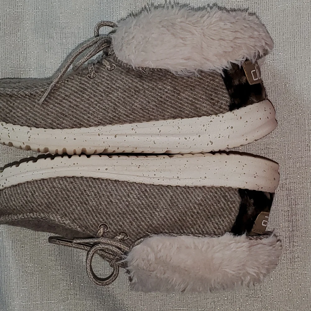 Hey Dude Kids Sz.4 Lace Up Fur Lined Shoes